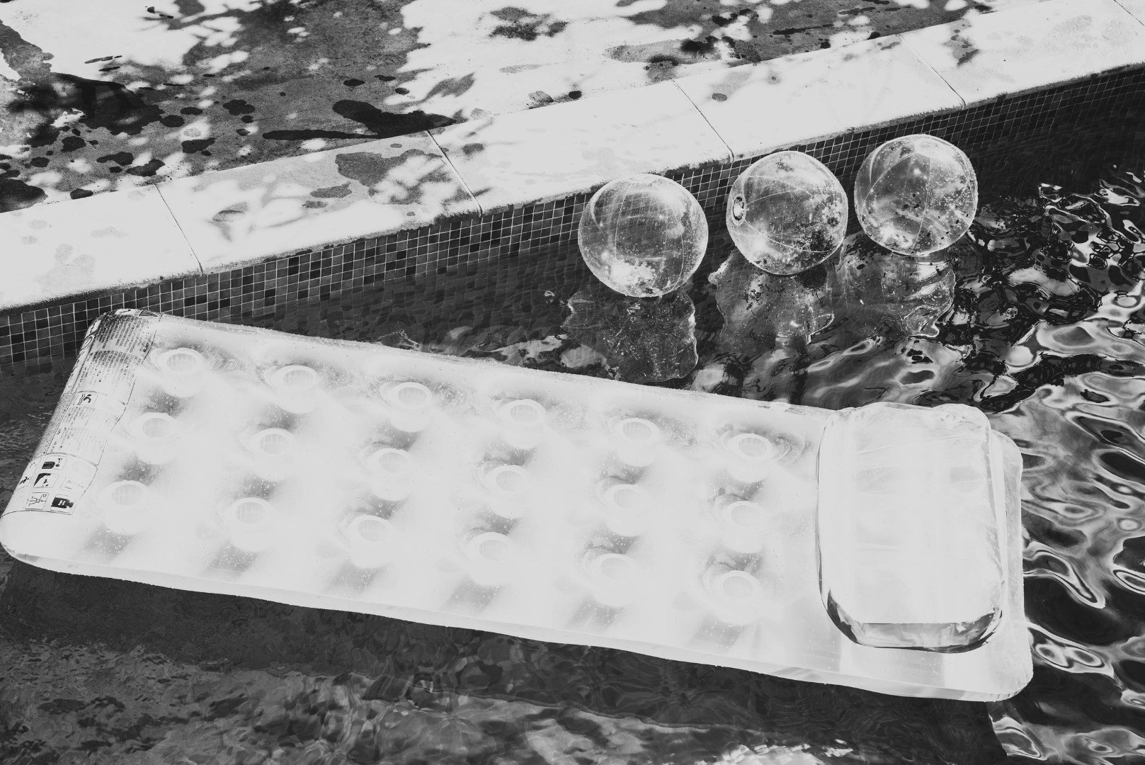 Moment de détente au bord de la piscine de l’hôtel 3 étoiles à Lucciana