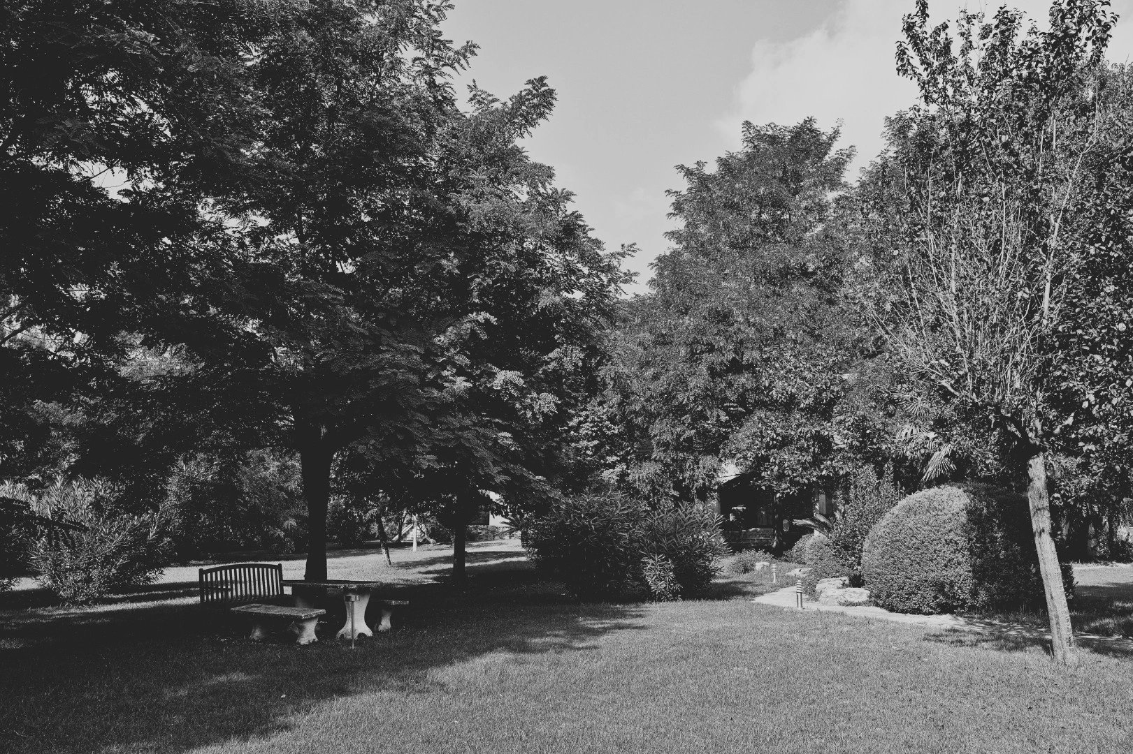 Espaces extérieurs et parc paysager de l’hôtel 3 étoiles à Lucciana