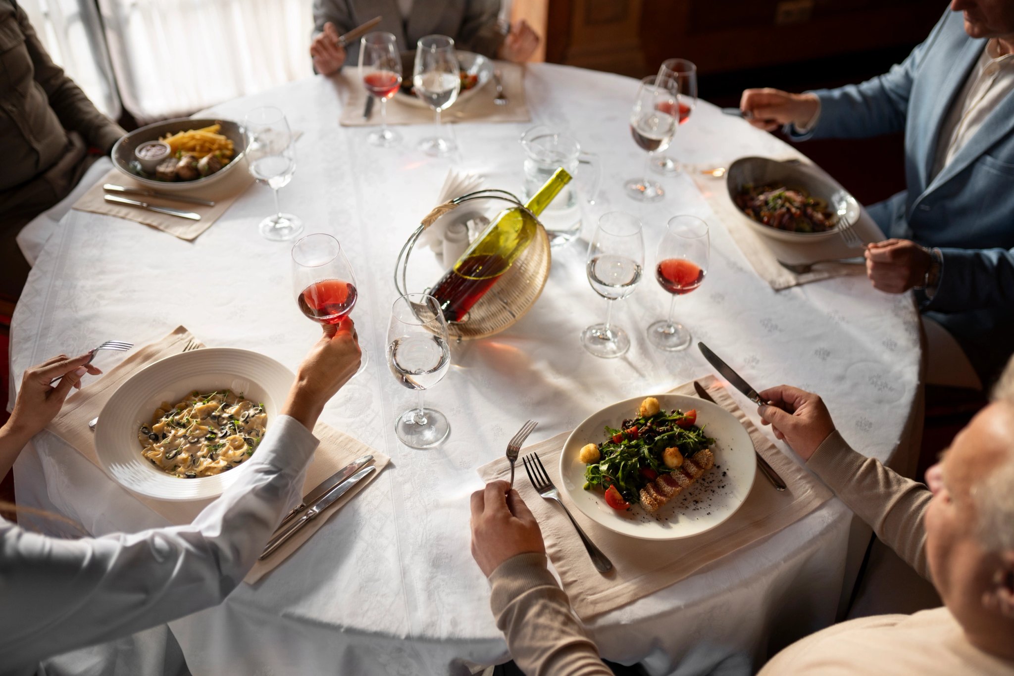 Repas convivial au restaurant de l’hôtel 3 étoiles à Lucciana