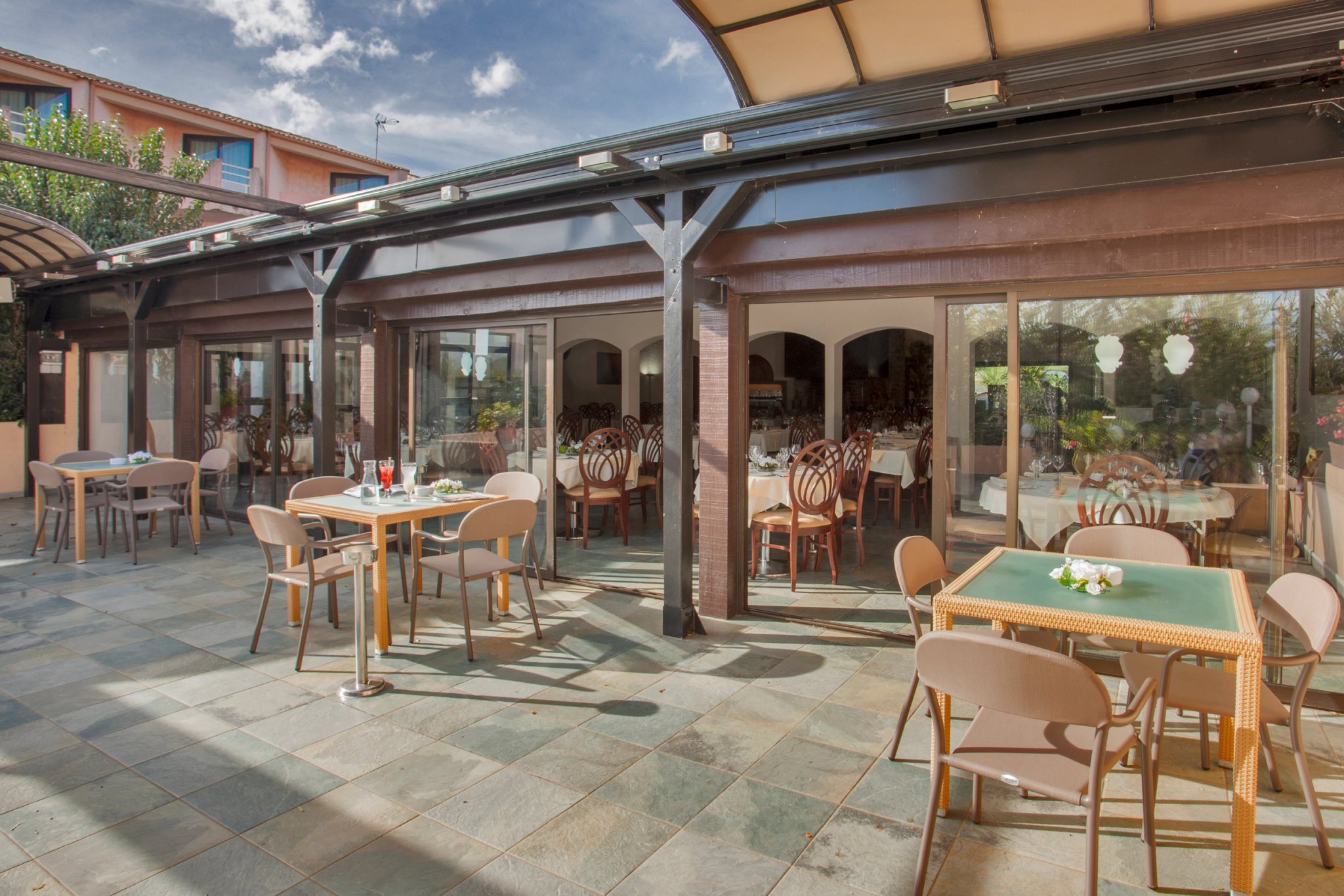 Terrasse du restaurant de l’hôtel 3 étoiles à Lucciana