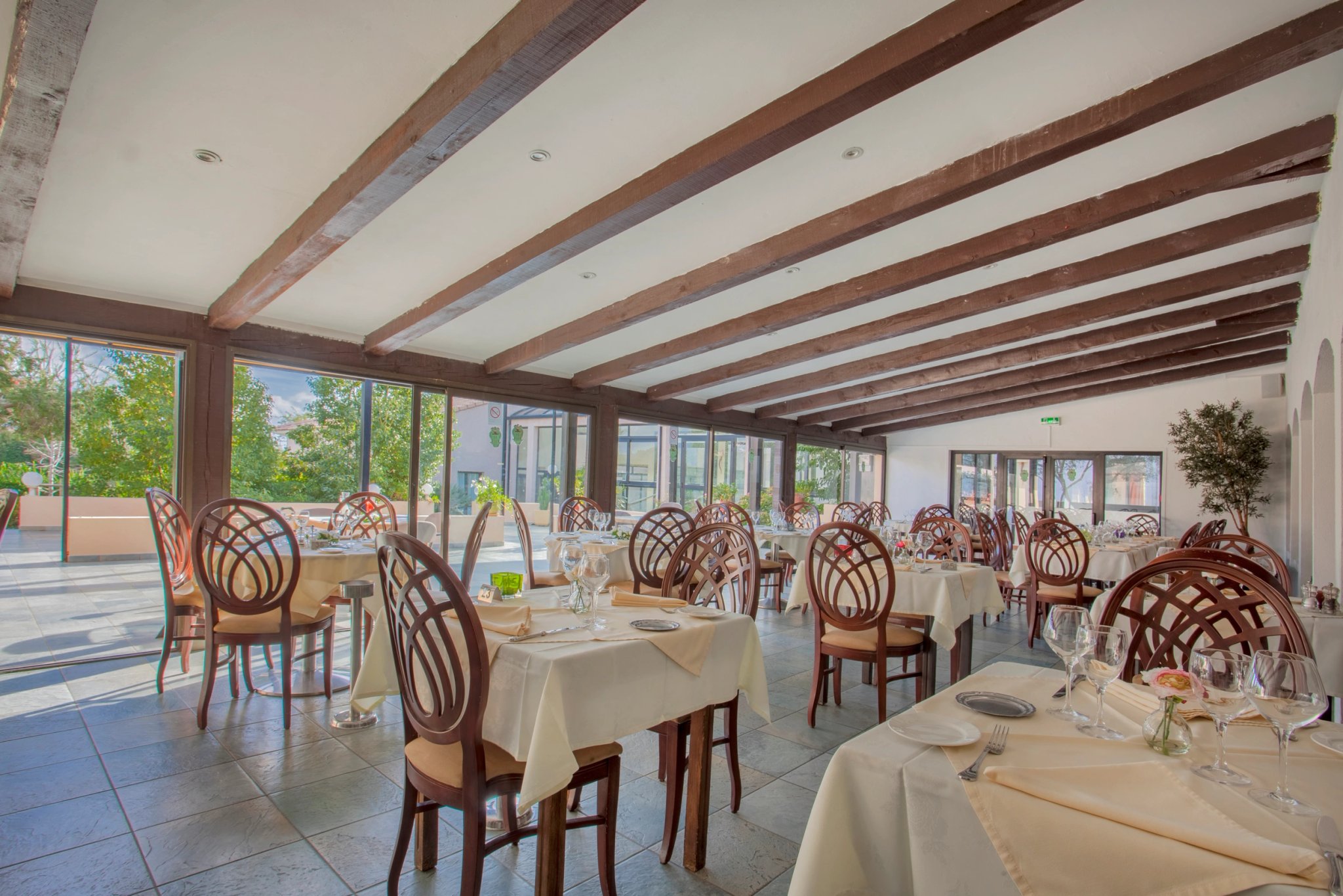 Salle du restaurant de l’hôtel 3 étoiles à Lucciana