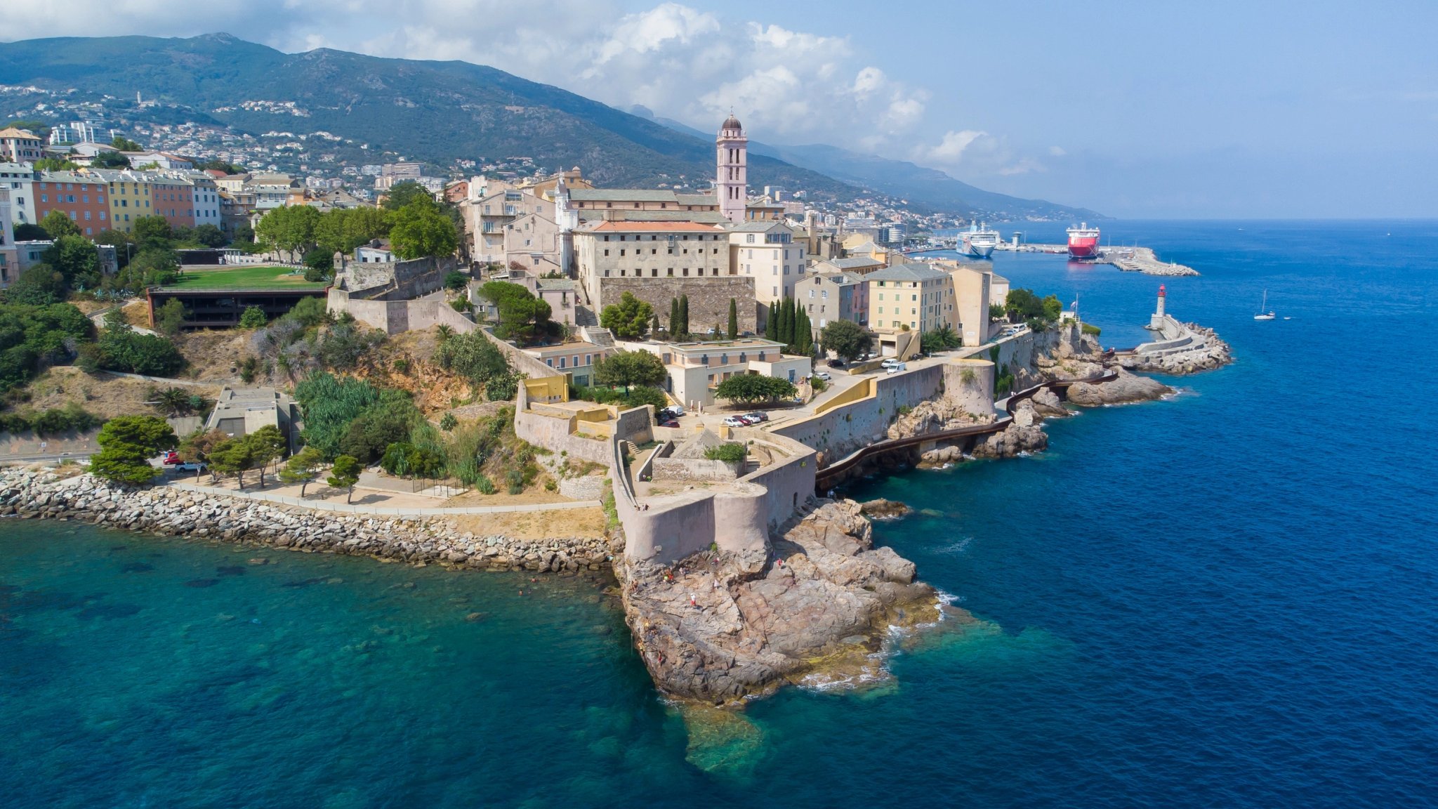 Ville côtière et citadelle en Corse