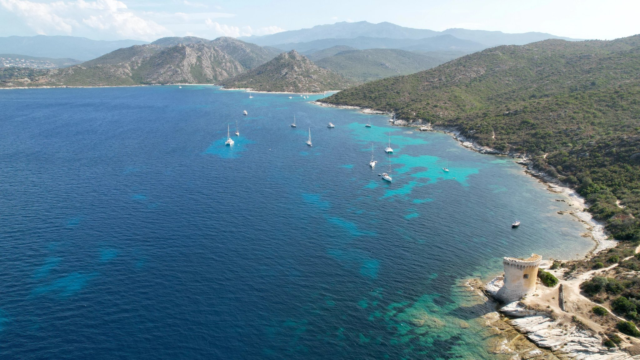 Côte et mer turquoise en Corse